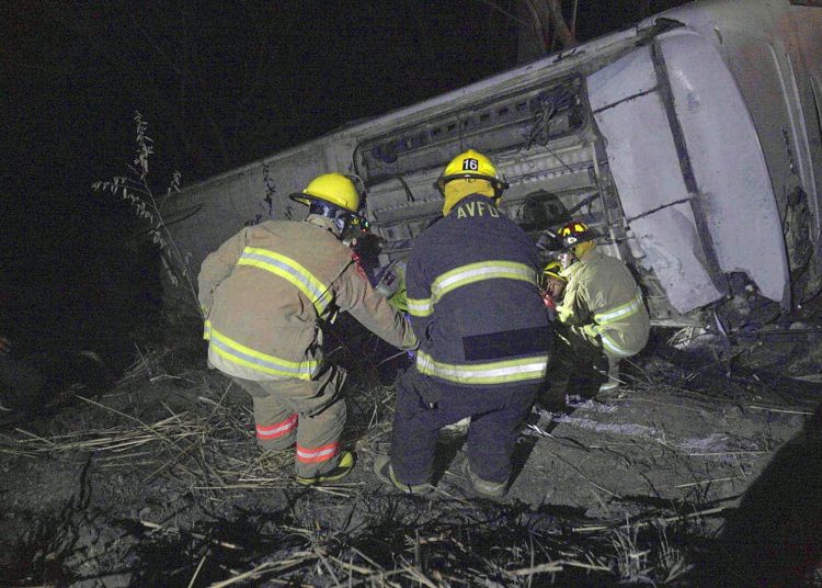 MEX3679. CAMPOSTELA (MÉXICO), 30/04/2023.- Fotografía cedida hoy por la Secretaría de Seguridad y Protección Ciudadana de Nayarit de personal de rescate en la zona donde se registró un accidente de autobús, la noche del 29 de abril de 2023 en el municipio de Campostela (México). Un autobús de pasajeros cayó el sábado en la noche a un barranco en el municipio de Compostela, en el sureño estado mexicano de Nayarit, lo que dejó un saldo de 18 muertos y decenas de heridos, informaron este domingo las autoridades locales. EFE/ Secretaría de Seguridad y Protección Ciudadana de Nayarit /SOLO USO EDITORIAL/SOLO DISPONIBLE PARA ILUSTRAR LA NOTICIA QUE ACOMPAÑA (CRÉDITO OBLIGATORIO)