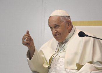 El Papa pide a los jóvenes no quedarse pegados al celular y vivir la vida real