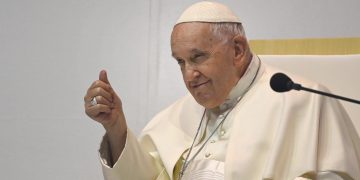 El Papa pide a los jóvenes no quedarse pegados al celular y vivir la vida real