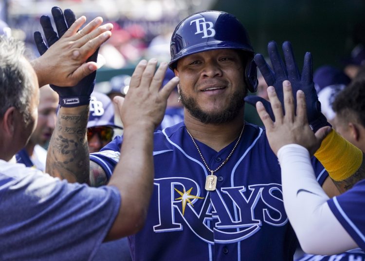 Washington (United States), 05/04/2023.- Tampa Bay Rays Left Fielder Harold Ramirez celebrates a solo homer in the dugout during the Washington Nationals and Tampa Bay Rays Major League Baseball game at Nationals Park in Washington, DC, USA, 05 April 2023. (Estados Unidos) EFE/EPA/SHAWN THEW