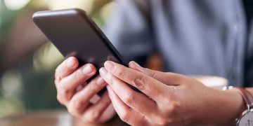 ¿Te pasó? Usuarios reportan que teléfonos móviles adelantaron el reloj una hora