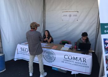 ¿Cuál es la situación de los migrantes que se encuentran a las afueras de la Comar? 