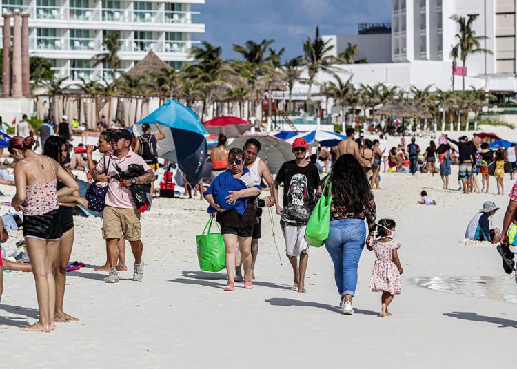 CANCUN, MEXICO - DECEMBER 29, 2020: Vacationers enjoy Christmas Holidays on the Mexican Caribbean. Mexican beaches look crowded by tourists despite the epidemiological alert due to the increase in cases and deaths from Covid-19 on December 29, 2020 in Cancun, Mexico- PHOTOGRAPH BY Alberto Valdez / Eyepix Group/ Barcroft Studios / Future Publishing (Photo credit should read Alberto Valdez / Eyepix Group/Barcroft Media via Getty Images)
