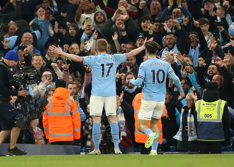 Manchester (United Kingdom), 26/04/2023.- Kevin De Bruyne (L) of Manchester City celebrates scoring the 3-0 goal during the English Premier League soccer match between Manchester City and Arsenal FC at the Etihad Stadium in Manchester, Britain, 26 April 2023. (Reino Unido) EFE/EPA/ADAM VAUGHAN EDITORIAL USE ONLY. No use with unauthorized audio, video, data, fixture lists, club/league logos or 'live' services. Online in-match use limited to 120 images, no video emulation. No use in betting, games or single club/league/player publications.