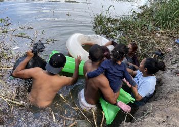 Migrantes se lanzan al Rio Bravo en busca del sueño americano