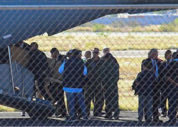 Repatrian a migrantes de Guatemala y El Salvador tras incendio en estación migratoria