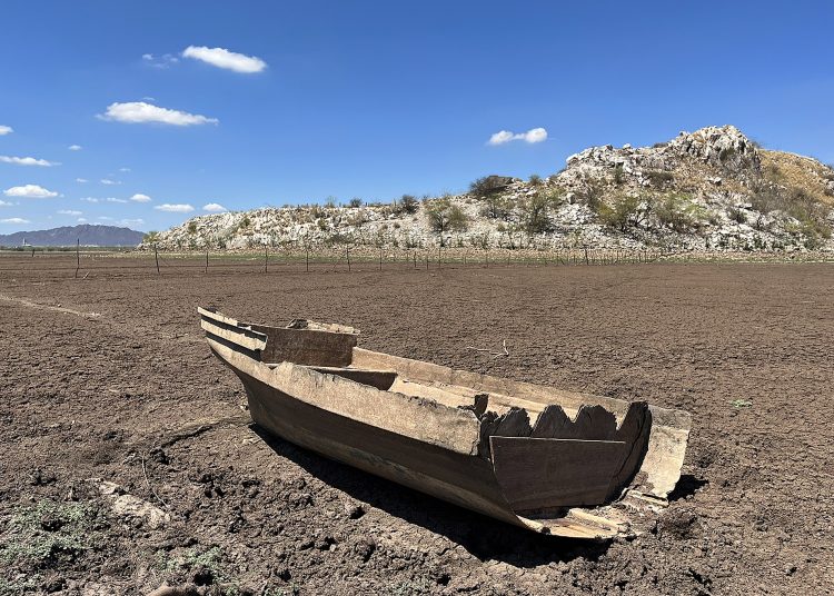 MEX2992. HERMOSILLO (MÉXICO), 23/04/2023.- Fotografía de archivo fechada el 22 de junio de 2022 de una lancha varada en una área seca de la presa Abelardo L. Rodríguez, en Hermosillo, estado de Sonora (México). Especialistas advierten que México podría no estar preparado para fenómenos climáticos como La Niña y El Niño, que podría azotar de manera extrema a finales del verano del 2023 mientras el noroeste del país ya afronta temperaturas superiores a los 40 grados. EFE/ Daniel Sánchez