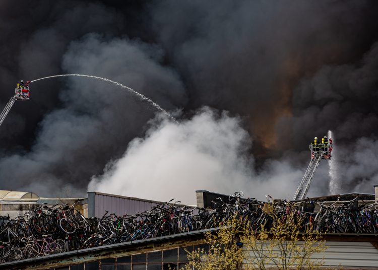 -FOTODELDÍA- Hamburgo (Alemania), 09/04/2023.- Los bomberos intentan extinguir un incendio en un almacén en el distrito de Rothenburgsort de Hamburgo, Alemania, el 09 de abril de 2023. Los residentes han sido advertidos de humo denso y posibles toxinas en el aire. EFE/EPA/DOMINICK WALDECK