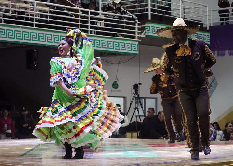 MEX1114. SAN JOAQUÍN (MÉXICO), 02/04/2023.- Un grupo de danza se presenta en la Expo Huastecas, el 1 de abril de 2023, en la ciudad de San Jaoquín, Querétaro (México). Cientos de bailarines de huapango, un baile típico de la región mexicana de las Huastecas, buscan mantener viva esta danza tradicional mediante un concurso nacional que se ha celebrado desde jueves a domingo en el pueblo de San Joaquín, estado Querétaro, centro de México. EFE/Sergio Adrián Ángeles