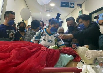 Con su vestido de 15 años y en compañía de su familia, despide IMSS a joven donante de órganos en Aguascalientes
