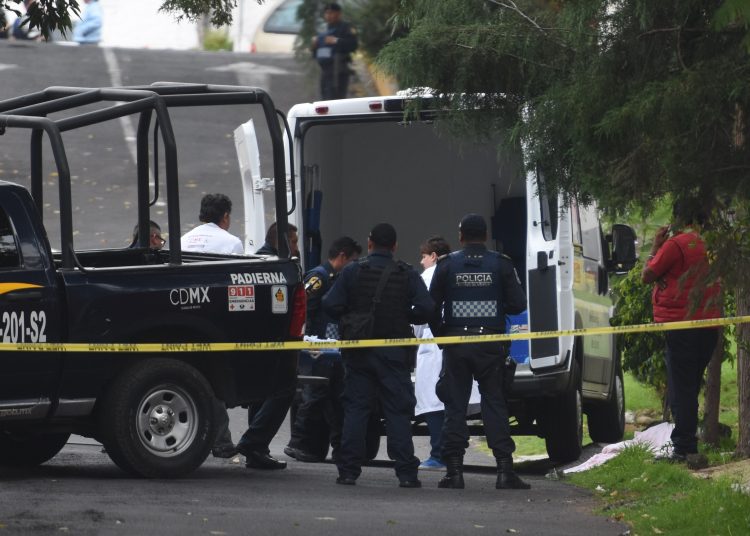 CIUDAD DE MÉXICO, 04SEPTIEMBRE2019.- Un hombre de apróximadamente 28 años de edad fue privado de la vida luego de varios impactos de bala por resistirse al ser asaltado por varios sujetos que lo citaron con el pretexto de venderle un carro, los hechos ocurrieron en Tulúm y Conkal, en la Colonia Héroes de Padierna, en Tlalpan.
FOTO: CRISTIAN HERNÁNDEZ /CUARTOSCURO.COM