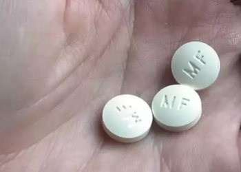 Juez revoca la aprobación de píldora abortiva en EU