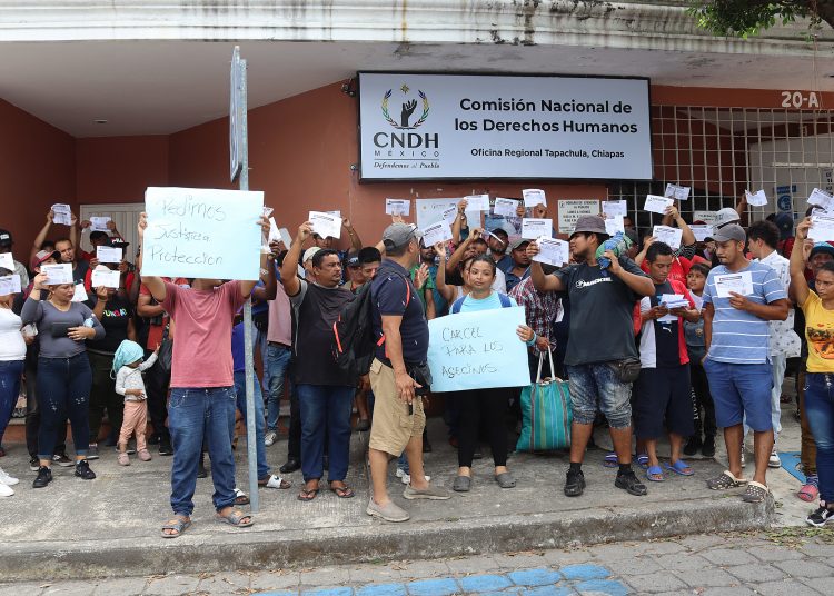 MEX2459. TAPACHULA (MÉXICO), 17/04/2023.- Migrantes protestan hoy para denunciar acoso y extorsiones por parte de la policía, en la ciudad de Tapachula, estado de Chiapas (México). Cientos de migrantes en la frontera sur de México acudieron a la Comisión Nacional de los Derechos Humanos (CNDH) para pedir a los policías que los dejen permanecer en los parques de Tapachula, donde denuncian el acoso de los agentes previo a una protesta masiva. EFE/Juan Manuel Blanco