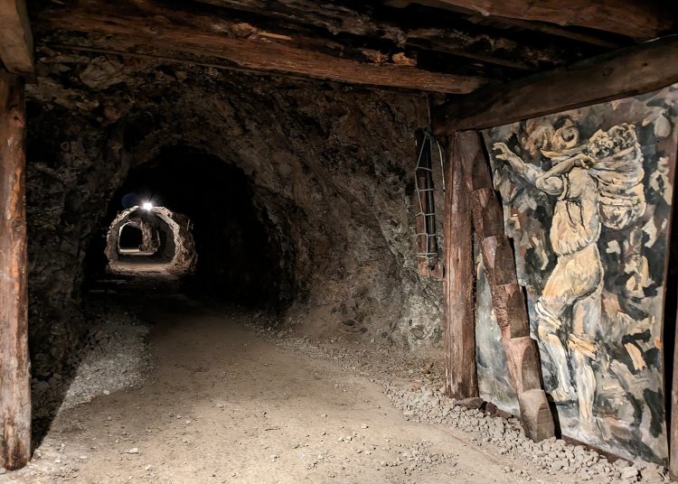 MEX2307. REAL DEL MONTE (MÉXICO), 16/04/2023.- Fotografía del interior del El túnel, abierto por la antigua mina de Acosta que inició sus trabajos en 1727 y hoy convertido en un museo, el 15 de abril de 2023, en el municipio Real del Monte, estado de Hidalgo (México). Como una delgada aguja, un túnel frío y oscuro penetra en las entrañas de la tierra en la llamada Comarca Minera de México, una región del central estado de Hidalgo, donde viejas minas españolas, inglesas y estadounidenses se convirtieron en un atractivo turístico. EFE/Miguel Victoria