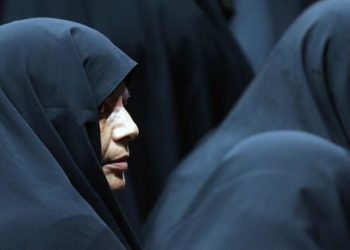 Irán ordena la detención de dos mujeres que no llevaban velo en una tienda