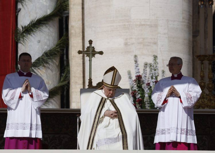 -FOTODELDÍA- CIUDAD DEL VATICANO (VATICANO), 09/04/2023.- El papa Francisco (c) oficia la misa de Domingo de Resurrección en la plaza de San Pedro del Vaticano este domingo. EFE/Fabio Frustaci