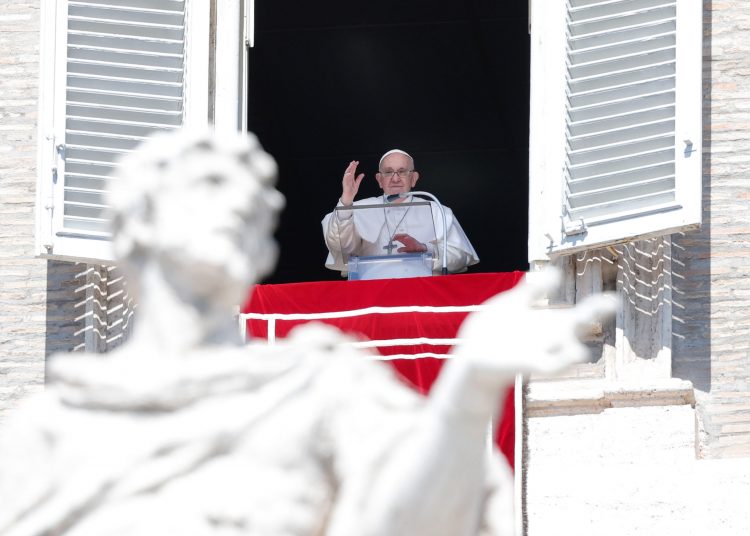 Ciudad del Vaticano-. 10/04/2023.- El Papa Francisco dirige la oración del Regina Coeli desde la ventana de su oficina en la plaza de San Pedro, Ciudad del Vaticano, este lunes. EFE/Giuseppe Lami