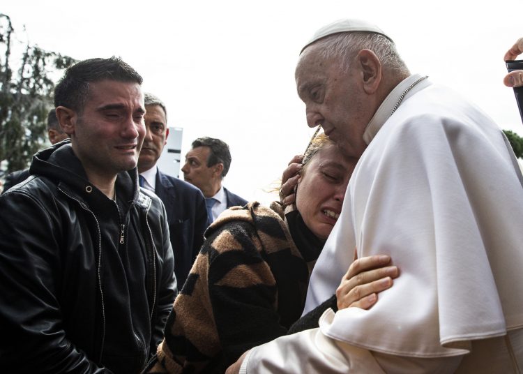 -FOTODELDÍA- ROMA, 01/04/2023.- El papa Francisco abraza a una mujer tras abandonar hoy el hospital Gemelli de Roma en el que permanecía ingresado desde el pasado miércoles a causa de una bronquitis EFE/ANGELO CARCONI