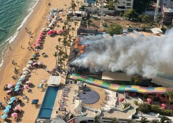 Se incendia palapa en negocio al interior de parque acuático en Acapulco