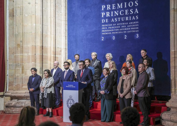 OVIEDO, 26/04/2023.- El presidente del jurado del Premio Princesa de Asturias de las Artes 2023, Miguel Zugaza Miranda (c), durante la lectura del acta del jurado que otorga el galardón de esta edición a la actriz estadounidense Meryl Streep. EFE/J.L.Cereijido
