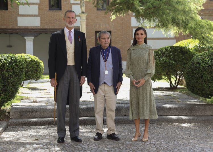 ALCALÁ DE HENARES (MADRID), 24/04/2023.- Los reyes Felipe VI y Letizia (3d) junto al escritor Rafael Cadenas (c), tras el acto de entrega del Premio Cervantes a Cadenas, este lunes, en Alcalá de Henares. EFE/ Ballesteros