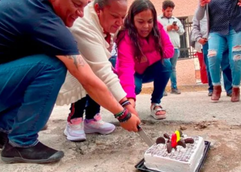 Realizan vecinos de Pachuca, una “dulce protesta”, al cortar pastel para celebrar 20 años de un bache.