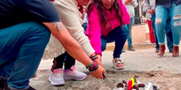 Realizan vecinos de Pachuca, una “dulce protesta”, al cortar pastel para celebrar 20 años de un bache.