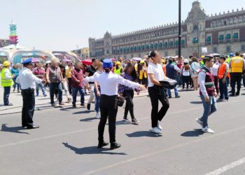Capitalinos salen a las calles atendiendo los protocolos de protección civil tras simulacro en la CDMX