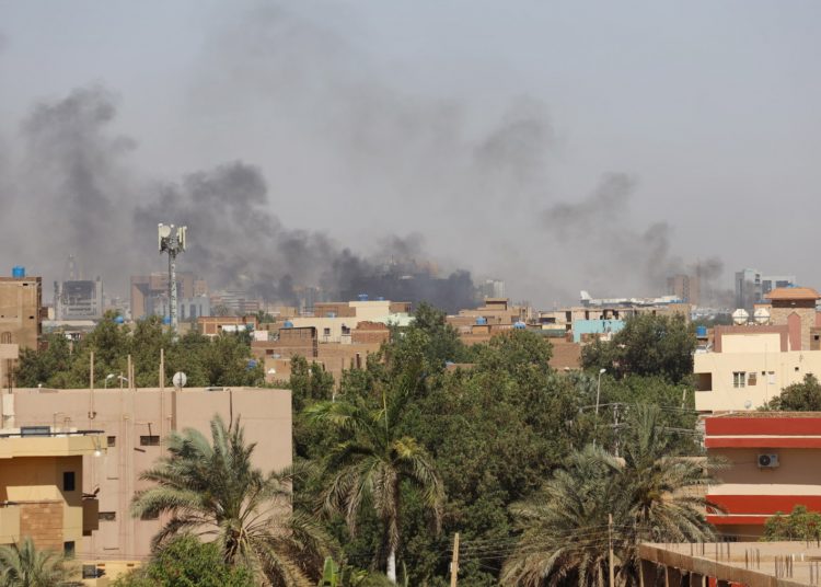 Khartoum (Sudan), 19/04/2023.- Smoke rises over the city during ongoing fighting between the Sudanese army and paramilitaries of the Rapid Support Forces (RSF) in Khartoum, Sudan, 19 April 2023. A power struggle erupted since 15 April between the Sudanese army led by army Chief General Abdel Fattah al-Burhan and the paramilitaries of the Rapid Support Forces (RSF) led by General Mohamed Hamdan Dagalo, resulting in at least 200 deaths according to doctors' association in Sudan. (Jartum) EFE/EPA/STRINGER