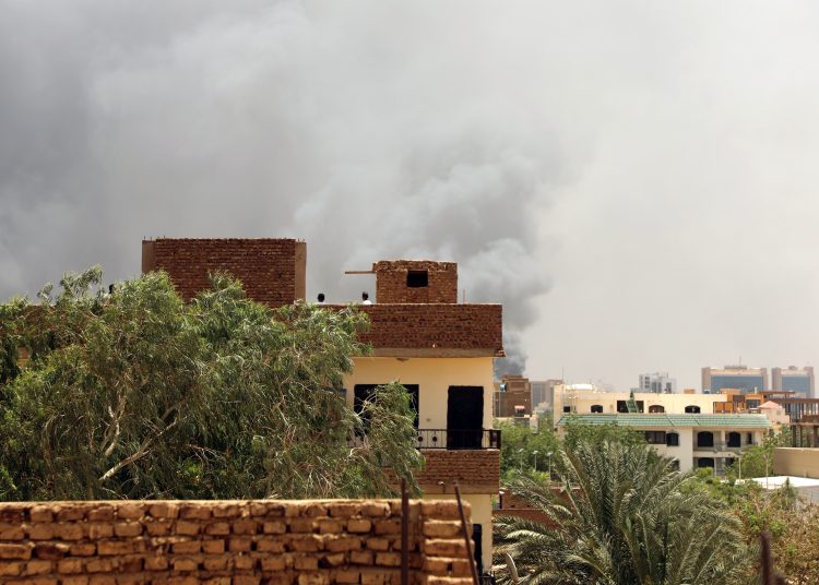 Khartoum (Sudan), 15/04/2023.- Smoke rises above buildings in Khartoum, Sudan, 15 April 2023. Gunfire and explosions were reported in Khartoum after a power struggle erupted between the army led by army Chief General Abdel Fattah al-Burhan and the paramilitaries of the Rapid Support Forces (RSF) led by General Mohamed Hamdan Dagalo. (Incendio, Jartum) EFE/EPA/MOHND AWAD
