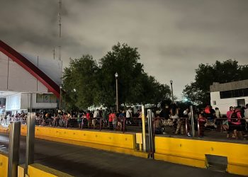 Estampida de migrantes trató de cruzar por la fuerza hacia EU desde esta ciudad fronteriza