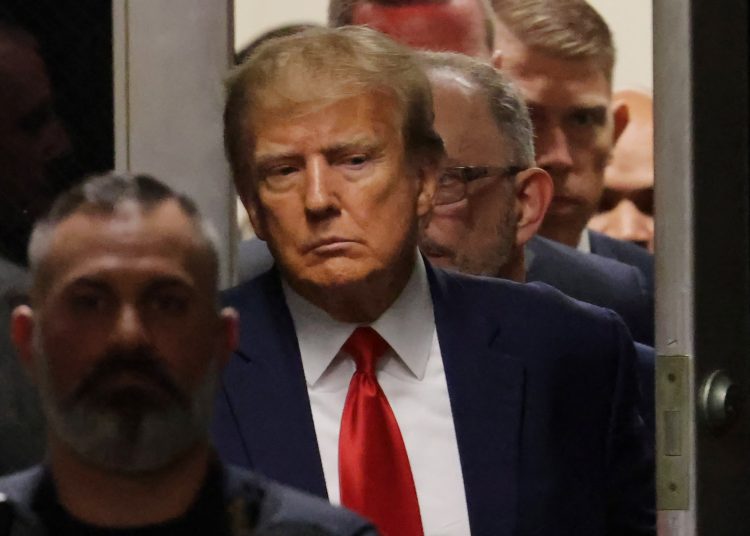 New York (United States), 04/04/2023.- Former US President Donald J. Trump walks towards the courtroom inside New York Criminal Court in New York, New York, USA, 04 April 2023. A Manhattan grand jury voted to indict former President Donald J. Trump last week and he will turn himself in at the courthouse and appear before a judge to hear the charges against him later today. (Estados Unidos, Nueva York) EFE/EPA/JUSTIN LANE