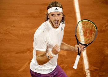 Tsitsipas acaba por la vía rápida con el argentino Cachín