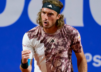 Tsitsipas doblega a Shapovalov y avanza a cuartos de final en Barcelona