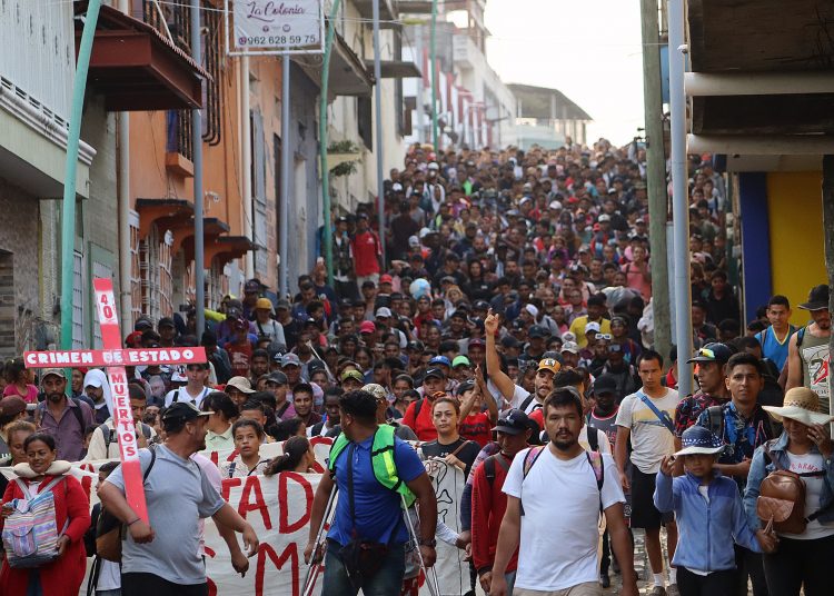 MEX3002. TAPACHULA (MÉXICO), 23/04/2023.- Migrantes caminan en caravana hoy, en el municipio de Tapachula, al sur de México. Alrededor de 5.000 migrantes partieron este domingo de la ciudad fronteriza de Tapachula, en el sureño estado de Chiapas, en un viacrucis migratorio con destino a la Ciudad de México, teniendo como primer punto de llegada en la capital la Basílica de Guadalupe. EFE/Juan Manuel Blanco