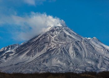 La erupción de este volcán genera una gran cantidad de ceniza