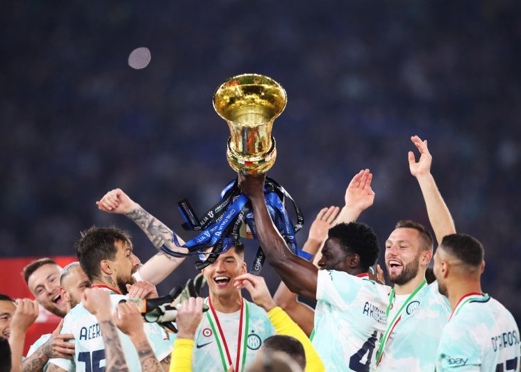 Rome (Italy), 24/05/2023.- Players of Inter celebrate with the trophy after winning the Coppa Italia Final soccer match between ACF Fiorentina and FC Inter, in Rome, Italy, 24 May 2023. (Italia, Roma) EFE/EPA/CLAUDIO GIOVANNINI