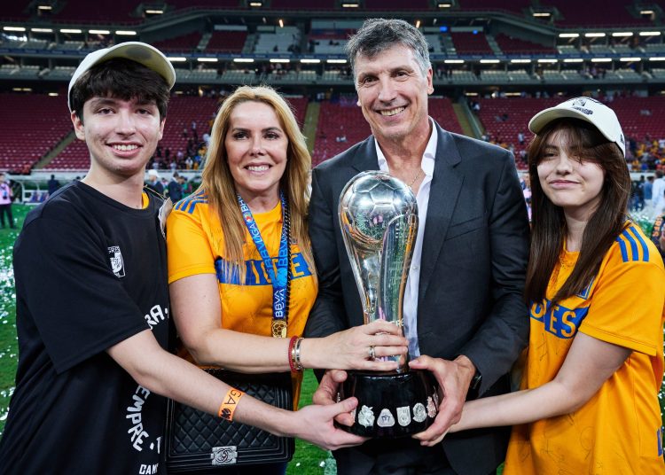 Robert Siboldi head coach of Tigres with the Champion Trophy during the game Guadalajara vs Tigres UANL, corresponding to second leg match of great final of the Torneo Clausura 2023 of the Liga BBVA MX, at Akron Stadium, on May 28, 2023.



Robert Siboldi Director Tecnico de Tigres con el Trofeo de Campeon durante el partido Guadalajara vs Tigres UANL, Correspondiente al partido de Vuelta de la Gran final del Torneo Clausura 2023 de la Liga BBVA MX, en el Estadio Akron, el 28 de Mayo de 2023.