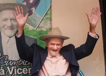 El hombre más viejo del mundo celebra un año más de vida