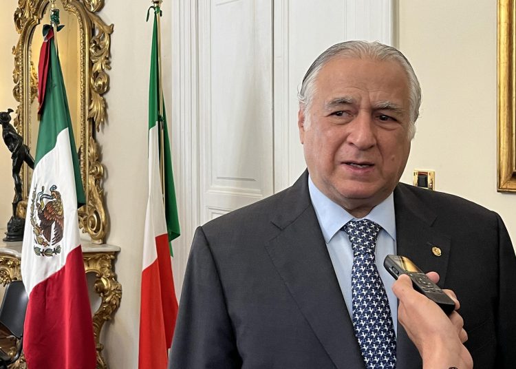ROMA , 23/05/2023.- El secretario de Turismo mexicano, Miguel Torruco, atiende a la prensa este martes en Roma, donde se encuentra en viaje de promoción del turismo del país. EFE/ Javier Romualdo