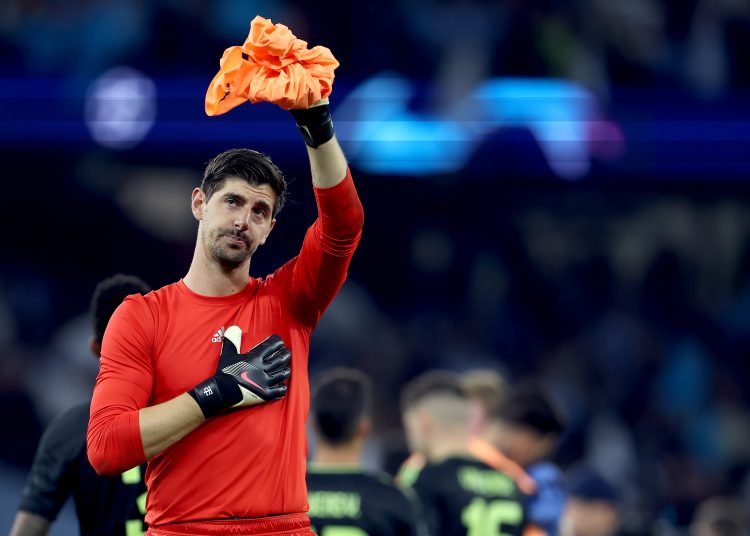 Manchester (United Kingdom), 17/05/2023.- Real Madrid goalkeeper Thibaut Courtois waves to fans after the UEFA Champions League semi-finals, 2nd leg soccer match between Manchester City and Real Madrid in Manchester, Britain, 17 May 2023. Manchester City won 4-0. (Liga de Campeones, Reino Unido) EFE/EPA/DAVID RAWCLIFFE