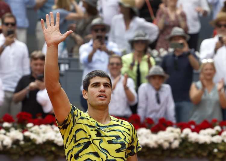MADRID, 02/05/2023.- El tenista español Carlos Alcaraz celebra su victoria ante el alemán Alexander Zverev en su partido de octavos de final del Mutua Madrid Open este martes en la Caja Mágica en Madrid. EFE/ Chema Moya
