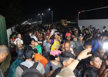 Migrantes protestan en la frontera tras suspensión de permisos
