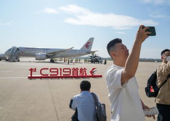 Avión de fabricación china realiza su primer vuelo comercial