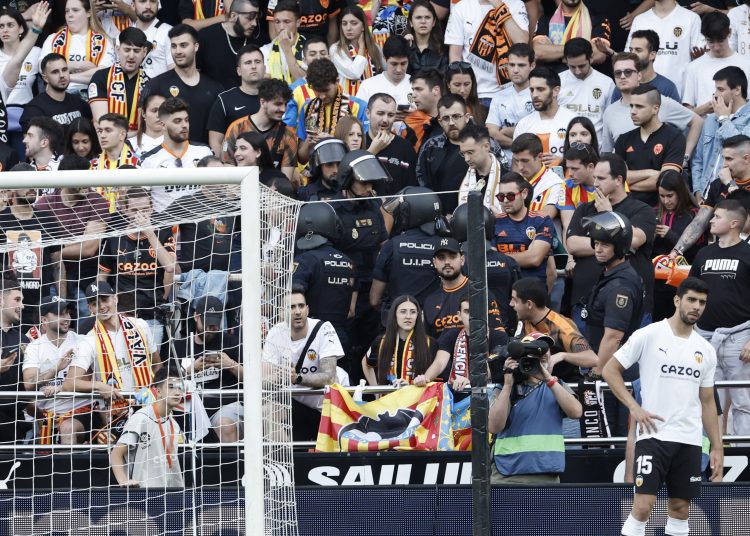 VALENCIA 21/05/2023.- La policía interviene en la grada durante la polémica en el campo de juego por un segundo esférico en el partido correspondiente a la jornada 35 de LaLiga Santander que disputan Valencia CF y Real Madrid este domingo en Mestalla (Valencia). EFE/Biel Alino
