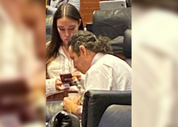 Diputado de Morena saca botella de vodka en la comisión permanente y enciende redes sociales