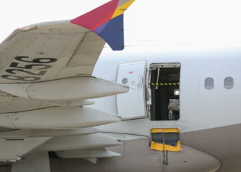 Esta fue la razón por la que un pasajero abrió la puerta de un avión