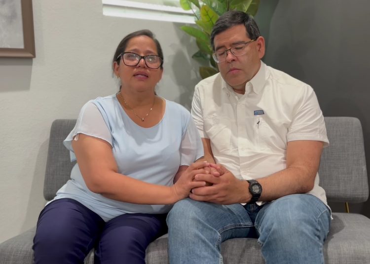 Imágenes del mensaje de la Dra. Karina, ligada a los casos de meningitis de Matamoros y que difundió un vídeo por redes sociales