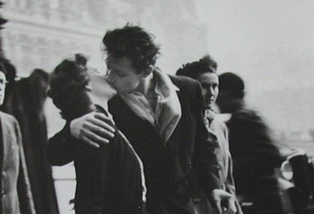 Llevamos al menos 4 mil 500 años besándonos