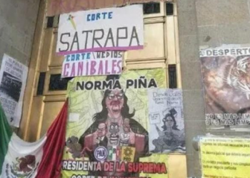 Continúa protesta contra ministros afuera de la SCJN por no aprobar el Plan B electoral